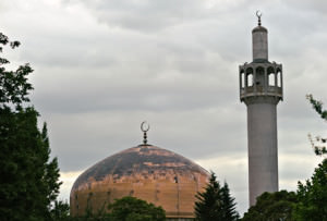 Jugendliche verteidigen die Moschee von Whitechapel